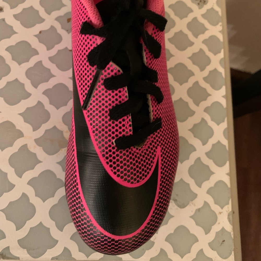 Girls Nike soccer cleats - Picture 3 of 4